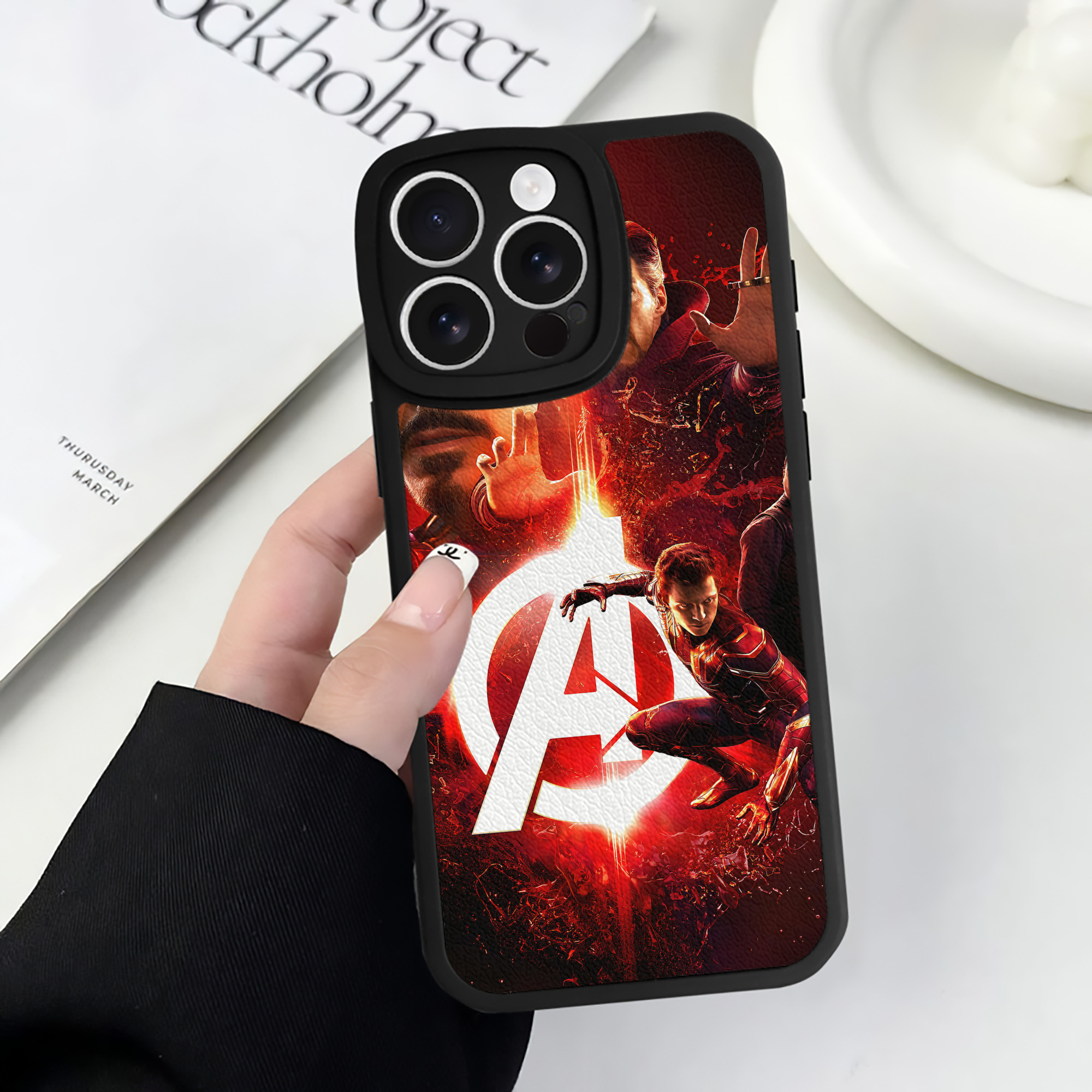 （画像用） アベンジャーズ The Avengers 【iPhone 16シリーズ対応】シリコンスマホケース（レザー調） 材質：シリコン